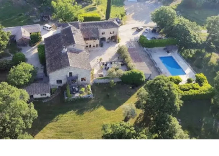 Vue aérienne du Mas de Rivet à Barjac dans le Gard.