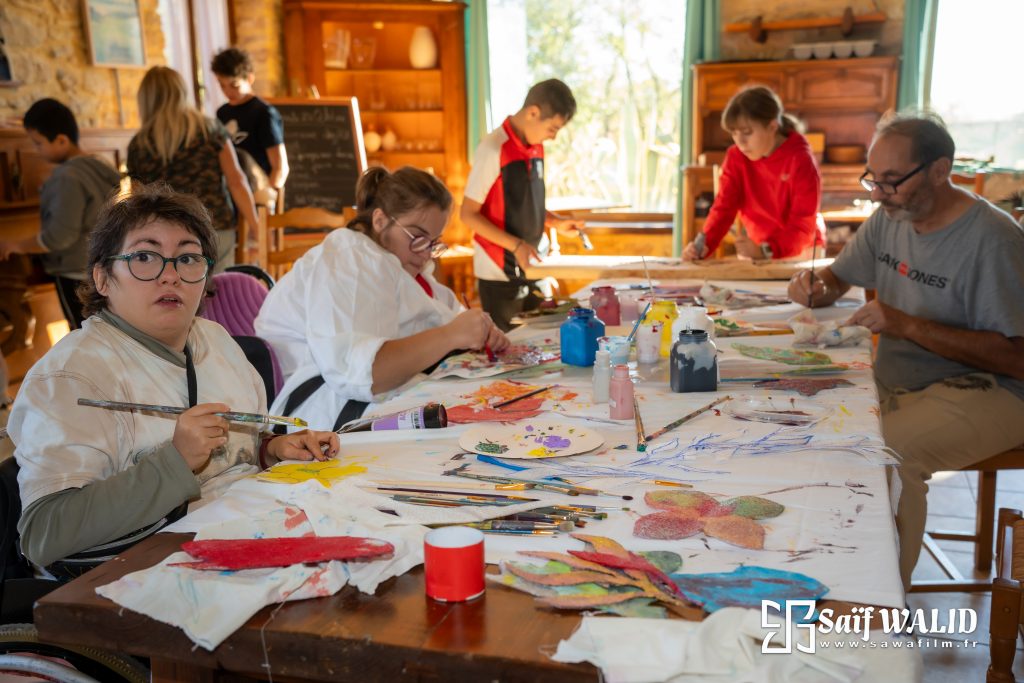 Jeunes personnes en atelier peinture à l'association les enfants extraordinaires à Barjac.