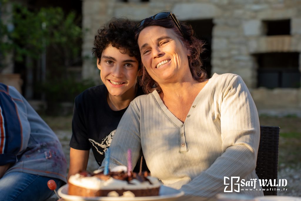 Deux personnes souriantes avec gâteau d'anniversaire réalisé en atelier cuisine à l'association les enfants extraordinaires au mas de rivet à Barjac dans le Gard