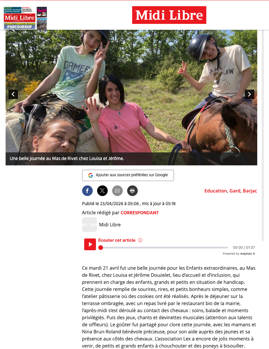 Photo d'un article de presse du Midi libre du 23 avril 2026 avec une photo de deux jeunes à dos de cheval ainsi que deux accompagnatrices pour le stage d'équi-handi à l'association LEX à Barjac.