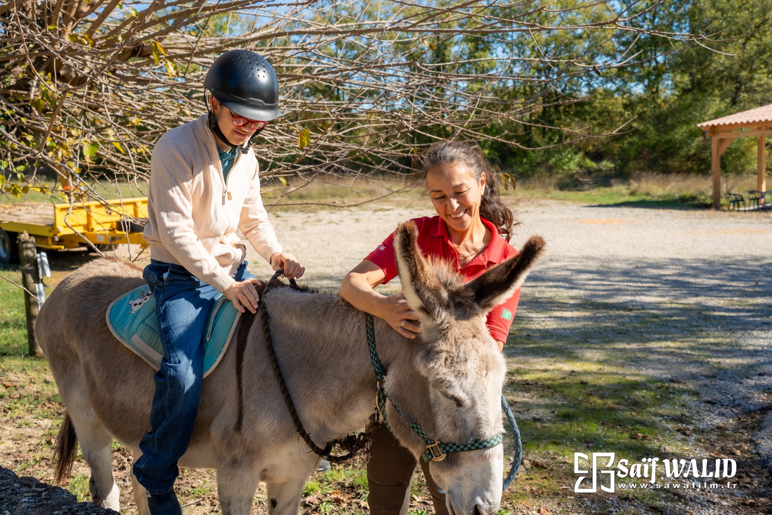 Séance d'équi-handi pour une jeune personne en situation de handicap accompagnée d'une monitrice spécialisée au mas de rivet à Barjac dans le Gard.